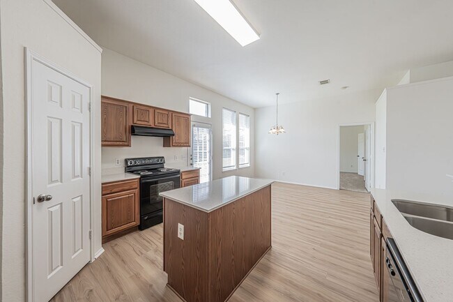 Building Photo - 3 Bedroom 2 Bath Home