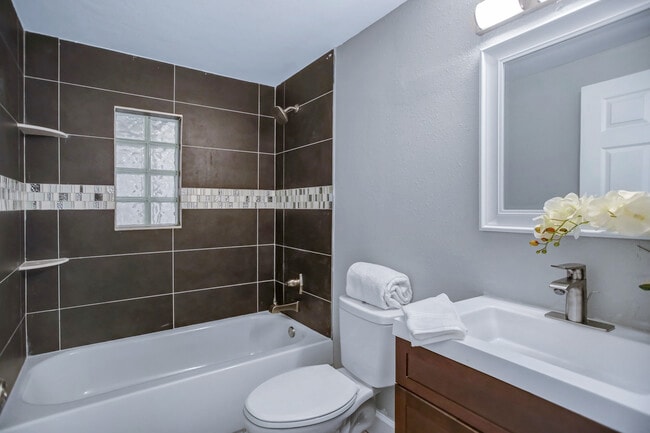 Building Photo - 237 N Bowlan St