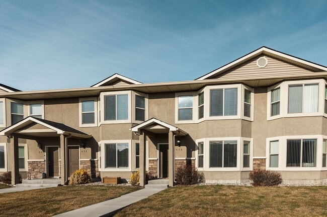 Building Photo - Beautiful Townhome in Rexburg Close to Campus