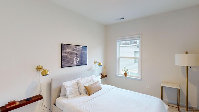 Building Photo - Beautiful Rooftop Terrace Townhome w/ gara...