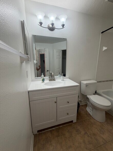 Building Photo - 16131 Loneoak View Dr