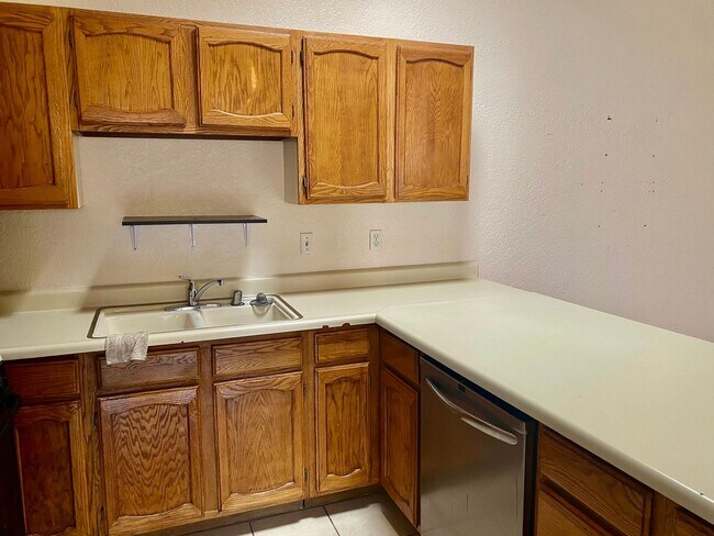 Building Photo - 2032 Camelot Dr