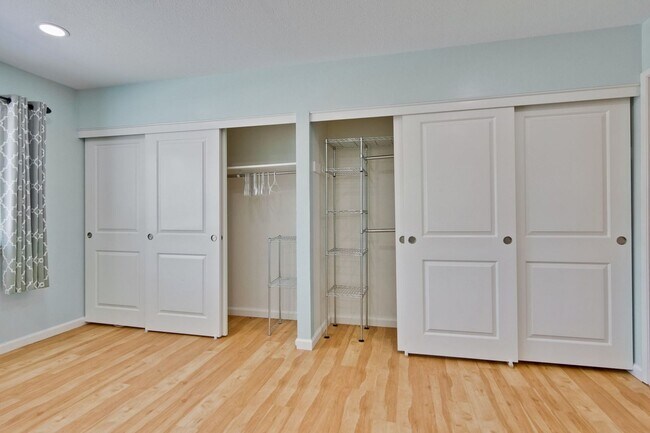 Building Photo - Beautiful 4 Bed 2.5 Bath Town Home in Fremont Northgate Area !