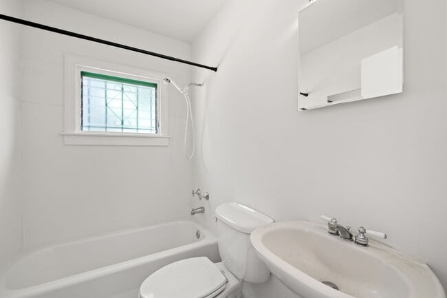 Building Photo - Historic Hyde Park Gem: Fully Renovated 2-...