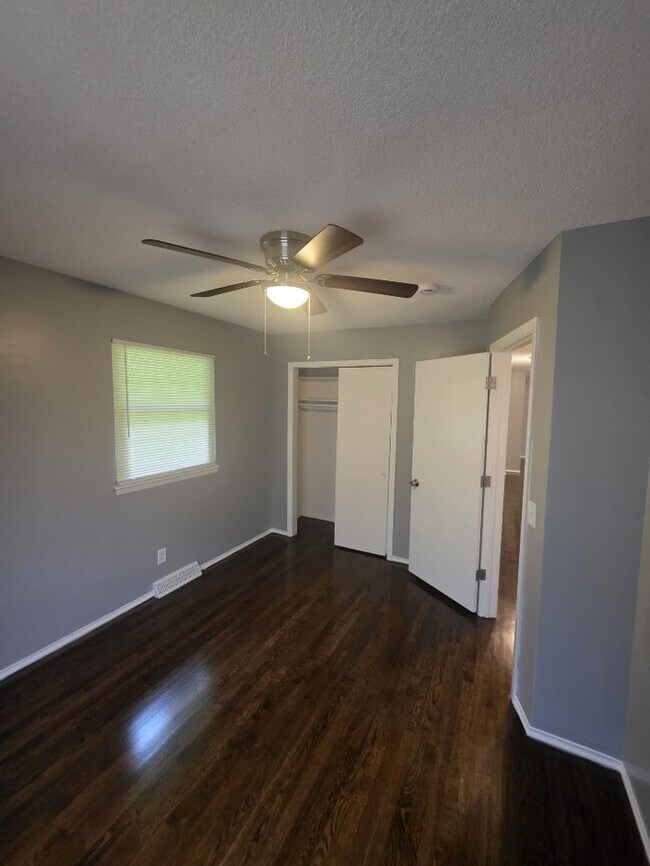 Building Photo - Beautiful 4 bedrooms and 1 bath home located on NE 38th St in Kansas City, MO