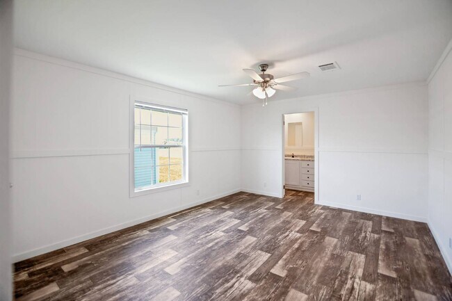 Building Photo - 1447 Whispering Pnes Lp