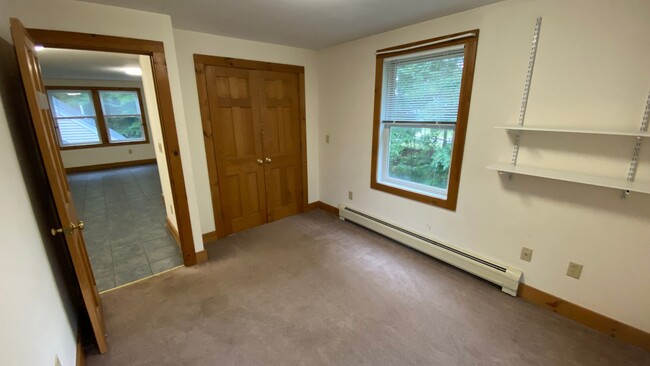 Building Photo - Very Large 4 Bedroom/1 Bath Apartment - He...