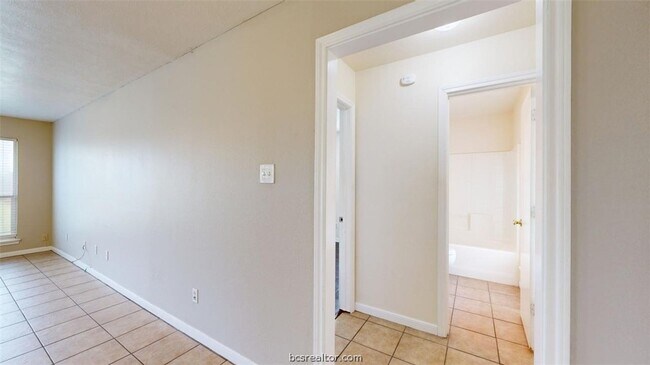 Building Photo - 915 Bougainvillea St