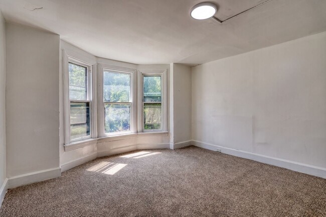 Building Photo - Newly Renovated 3 Bedroom, 1 Bathroom Townhouse