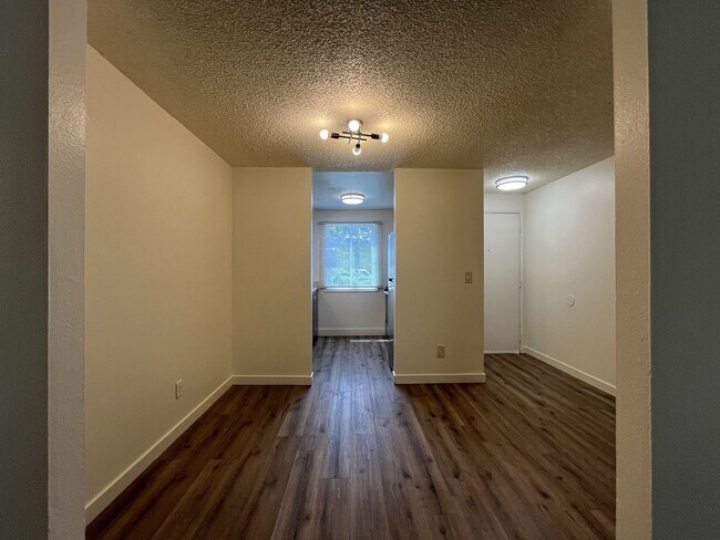 Building Photo - Spacious Corner Apartment with Three Bedrooms, Open Living Space & Modern Kitchen