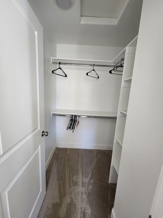 Building Photo - Beautiful Modern Townhome with Spacious La...