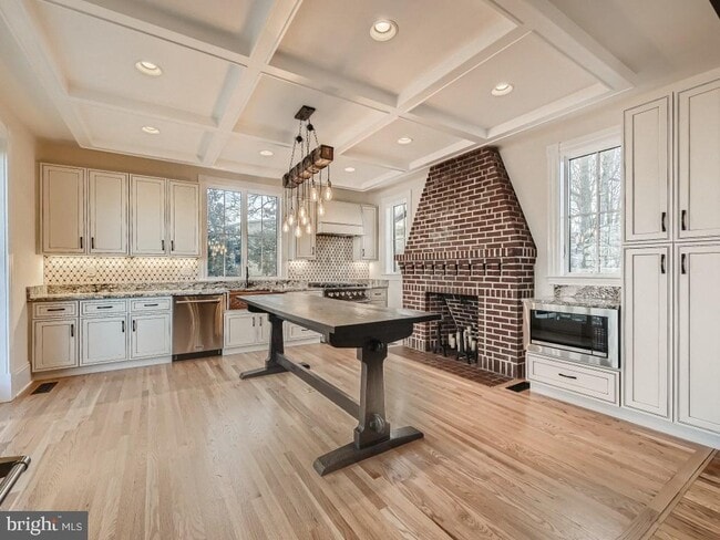 Building Photo - 2100 Rosalie Ave