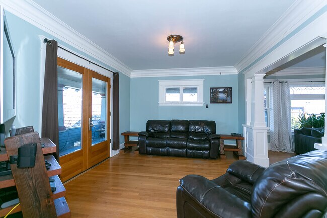 Sitting Room - 718 NE Dekum St