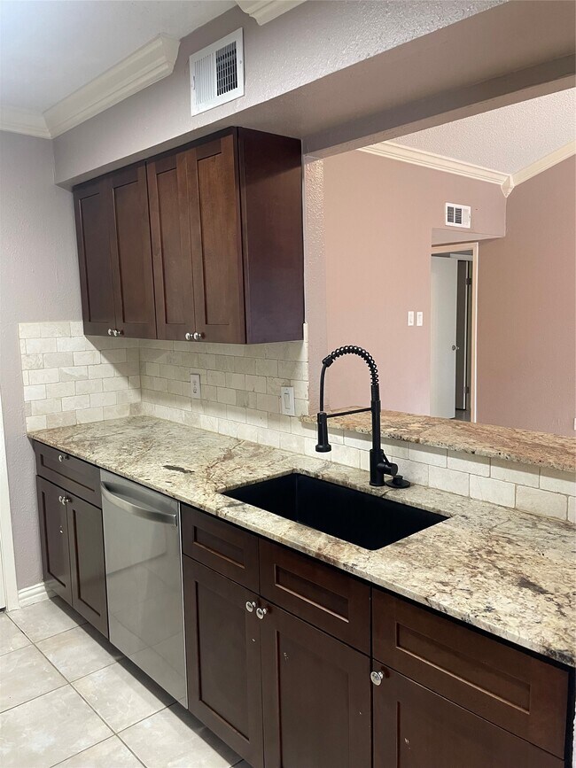 Building Photo - 17401 Red Oak Dr