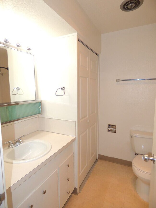 Building Photo - Rent Special: 1/2 Off April's Rent!! - Upstairs 2 Bedroom Unit