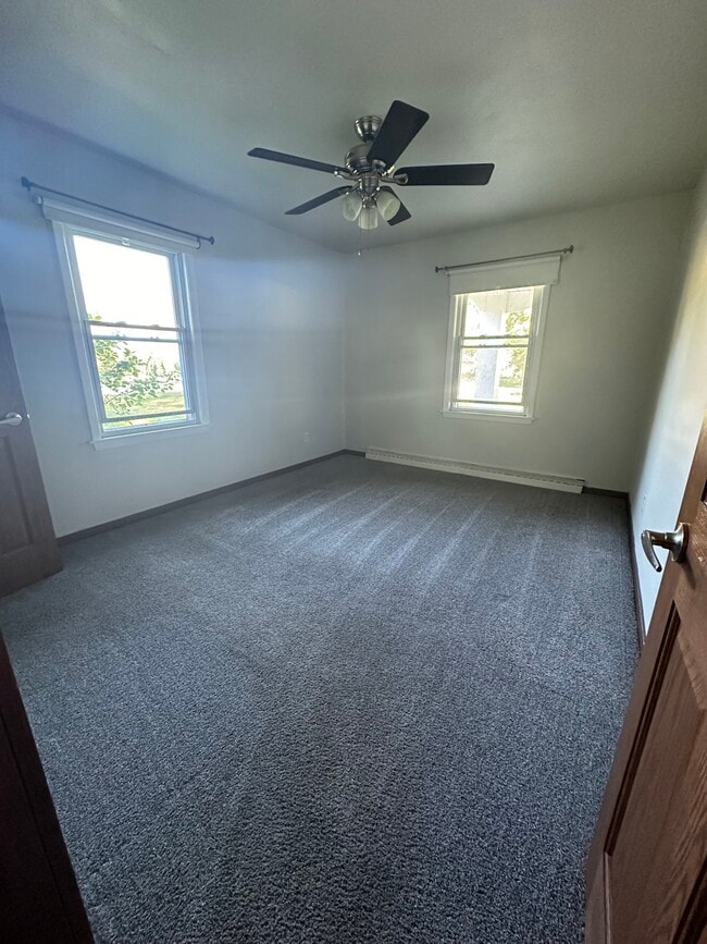 Building Photo - 375 Parklawn Dr