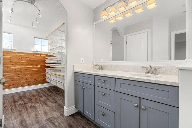 Building Photo - GORGEOUS Draper Home!