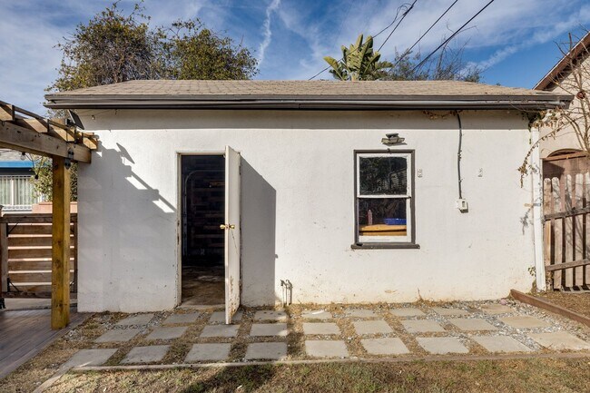 Building Photo - Beautifully Remodeled 4 Bed / 2 Bath Home in Prime Inglewood — Detached Garage + Spacious Yard