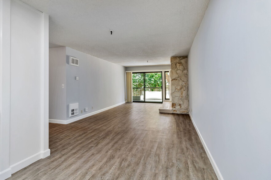 Building Photo - 1830 Lakeshore Ave