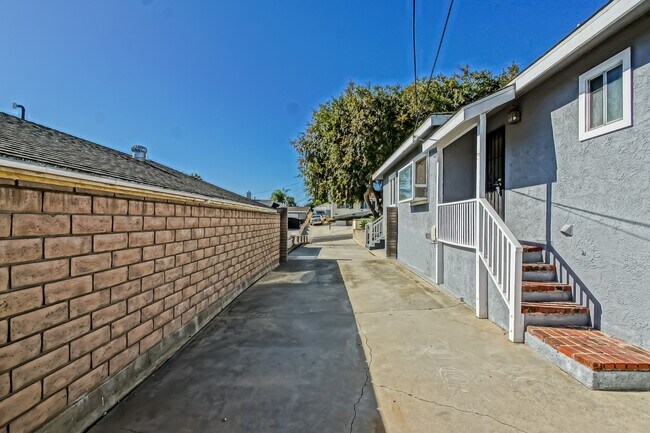 Building Photo - 2809 Carlsbad St