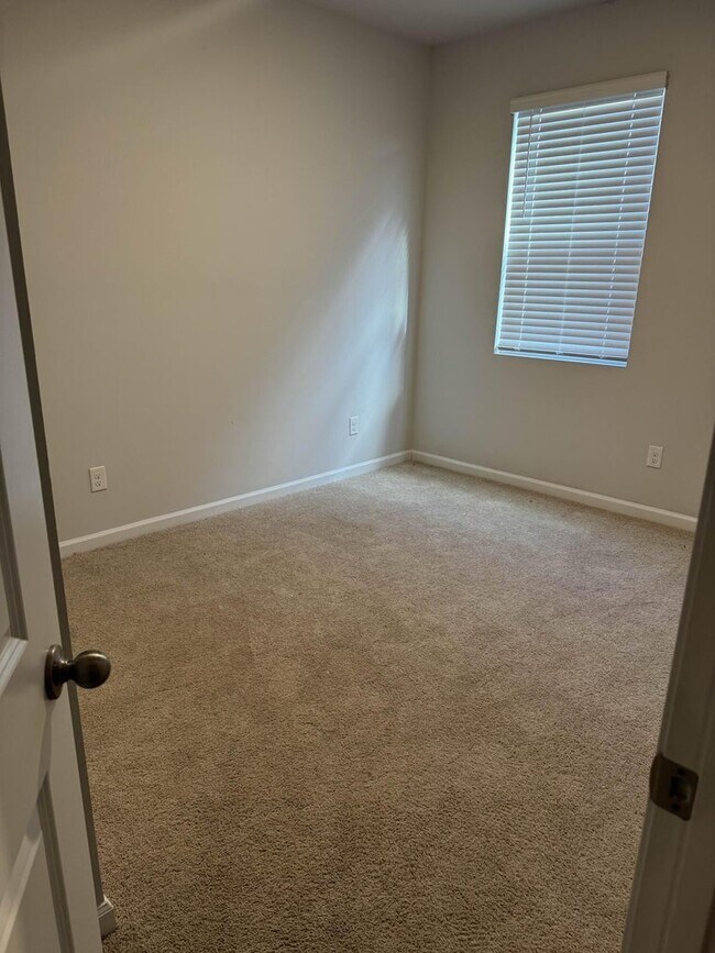 Building Photo - Kentbury Court