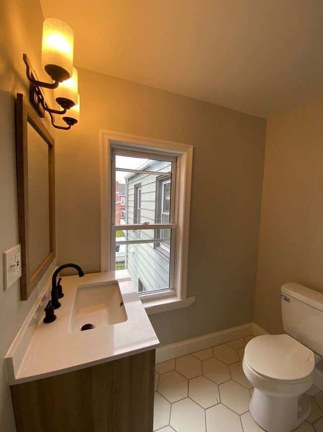 Building Photo - 3 Bedroom 2.5 Bath Home Available For Rent