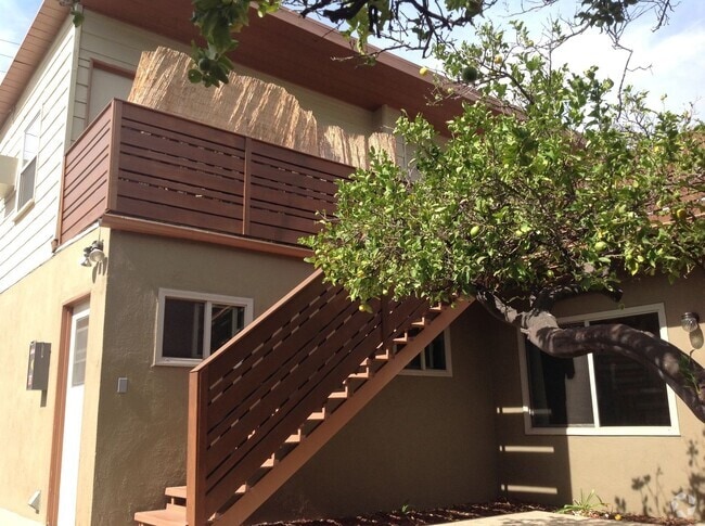Building Photo - 605-609 N Hollywood Way