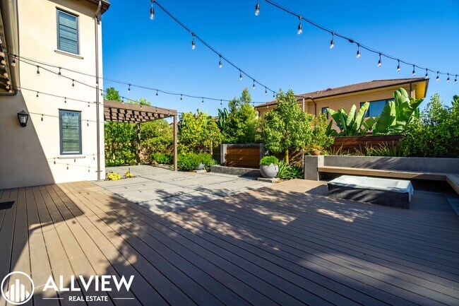 Building Photo - Luxurious and Rare 5 Bed 5.5 Bath Located ...
