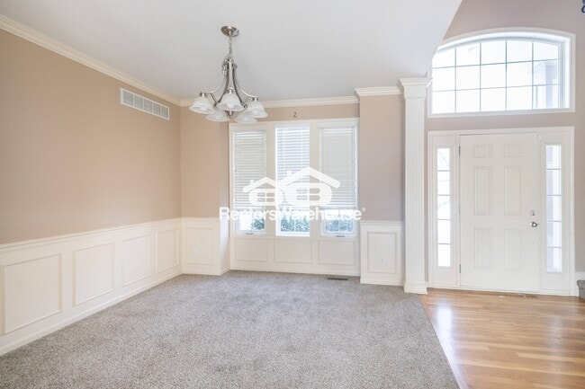 Building Photo - 5701 NE Hidden Meadow Dr