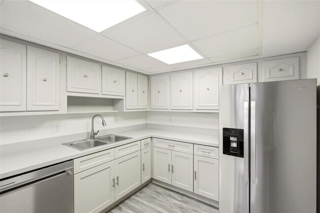 Building Photo - 22333 Edgewater Dr