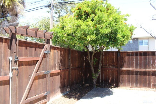 Building Photo - 709 N Claremont St