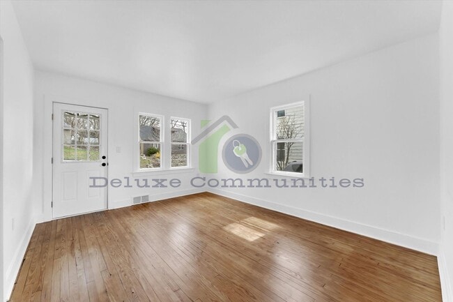 Building Photo - Rare 1-Bedroom Full Home – Big Kitchen, Ha...