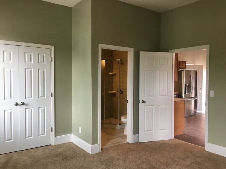 Building Photo - 621 E Chestnut St