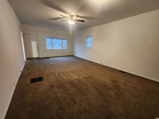 Building Photo - 2 Bedroom Home in Clinton