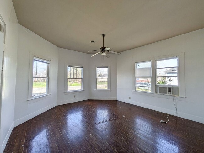 Building Photo - 1385 Long Ave