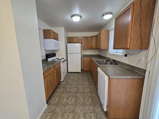 Building Photo - 1914 SE Douglas Ave