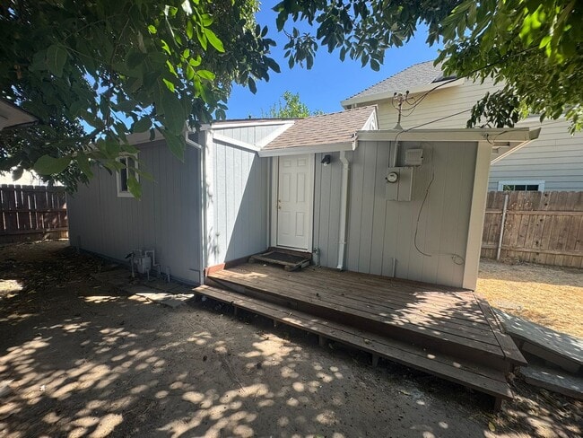 Building Photo - 1 Bedroom 1 Bath Home with a Large Outdoor...