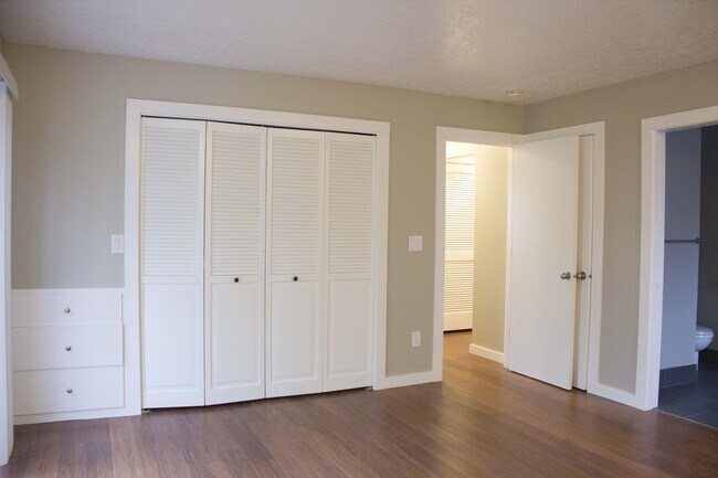 Building Photo - 2bed/2bath, W/D in unit, garage, and all d...