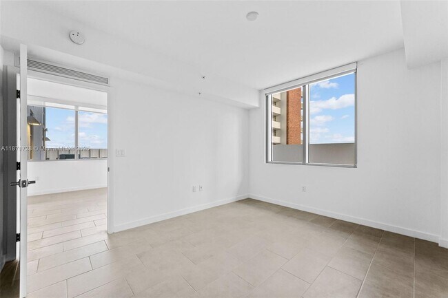 Building Photo - 2150 N Bayshore Dr