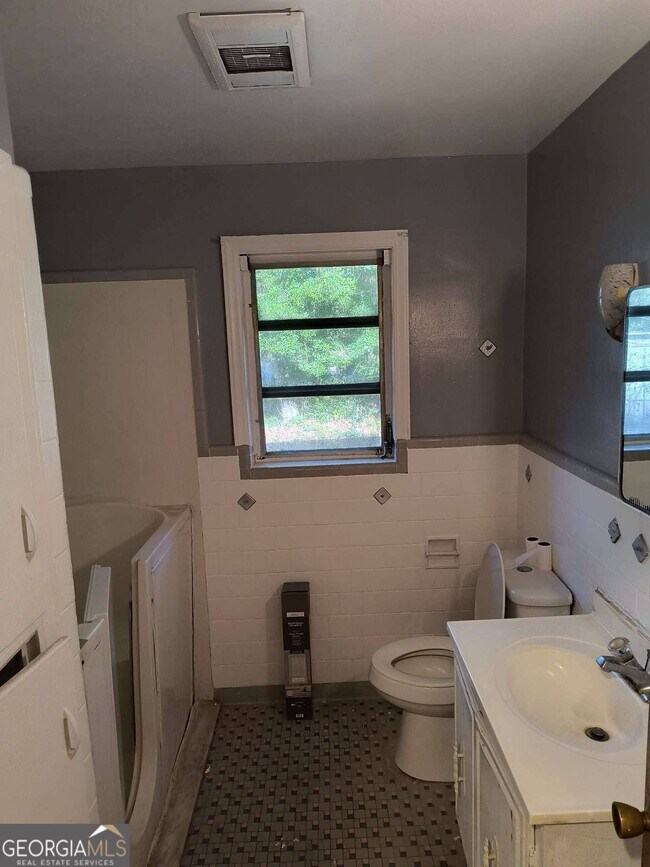 Building Photo - 4748 Sylvan Dr
