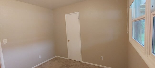 Building Photo - Darling Updated 3 Bedroom Ranch Located a Block from Glenwood City Park and Just a few Blocks fro...