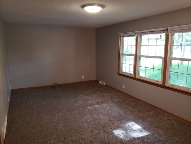 Building Photo - 3 Bed 2 Bath Spacious home!