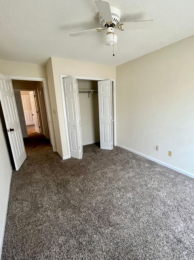Building Photo - Two bedroom, one and a half bath duplex located near WKU