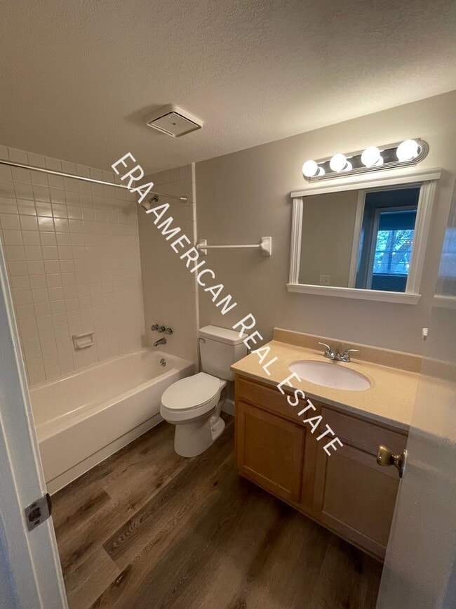 Building Photo - 613 Colonial Dr