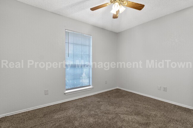 Building Photo - Charming Home in Established Community