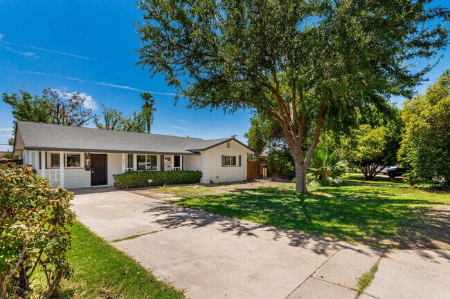 Building Photo - Beautifully updated 4 bed 2 bath Single Fa...