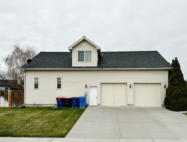 Garage - 2148 Candlewood Ave