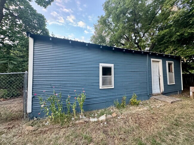 Building Photo - 304 N Cimarron Ave