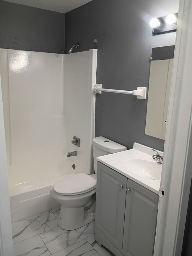 Building Photo - Updated 2BR Apartment | Heat Included | Kenosha Location