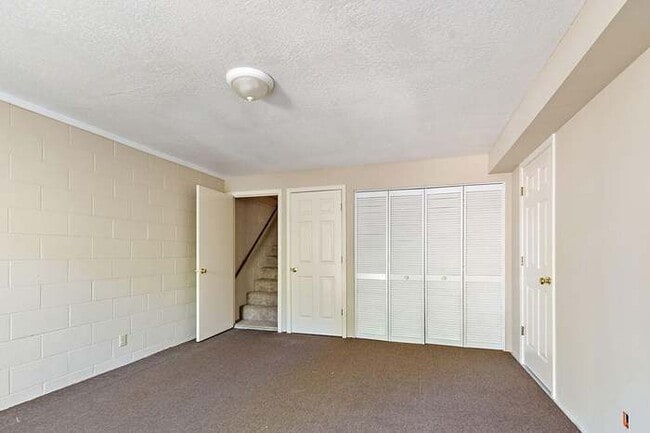 Building Photo - 735 Oak Knoll Dr